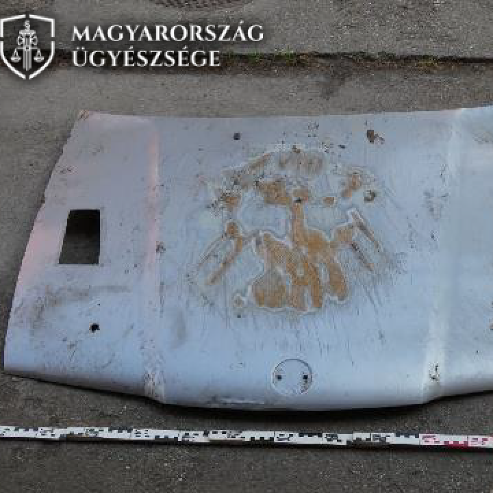 Fiatalok snowboardnak használtak egy motorháztetőt Egerben, egyikük meghalt
