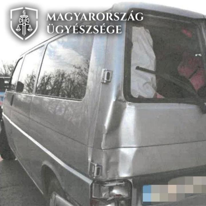 Két villanyoszlopnak is nekiment, kiderült, hogy miért - Fotókkal