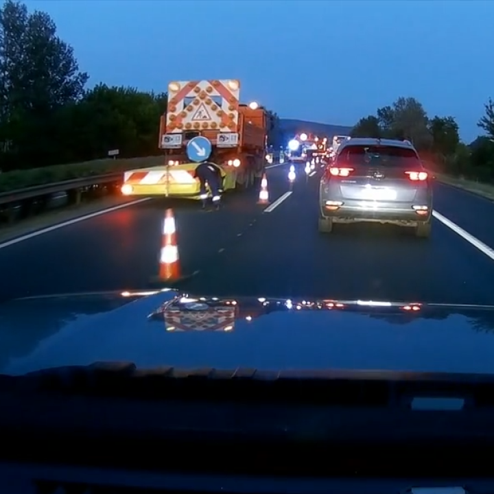 Rendőrautó csapódott a terelésbe az M1-esen
