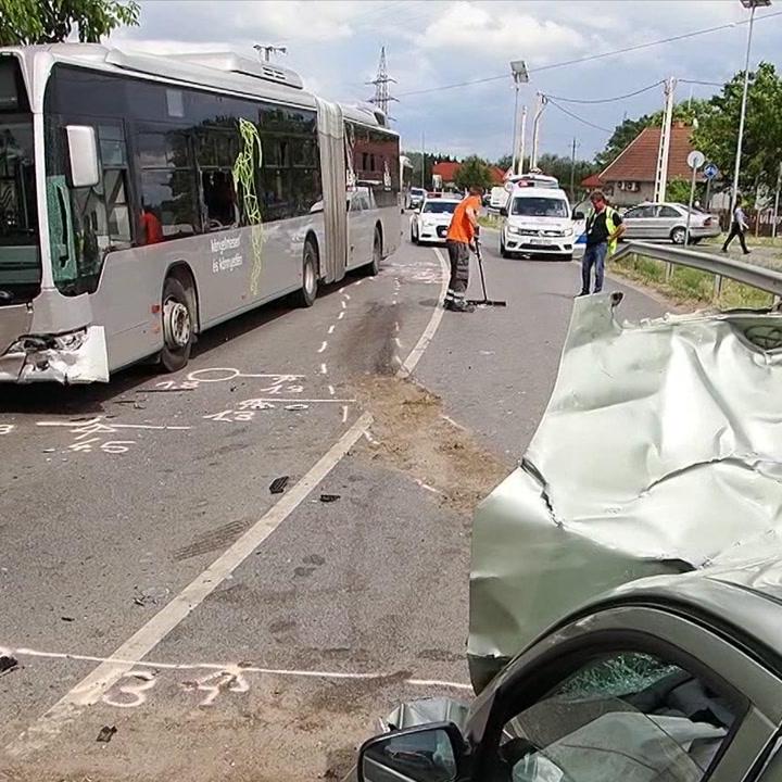 Félrerántotta a kormányt és frontálisan ütközött egy busszal