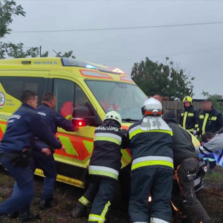 Egy tűzoltó és egy mentőautó is elakadt Kengyelen