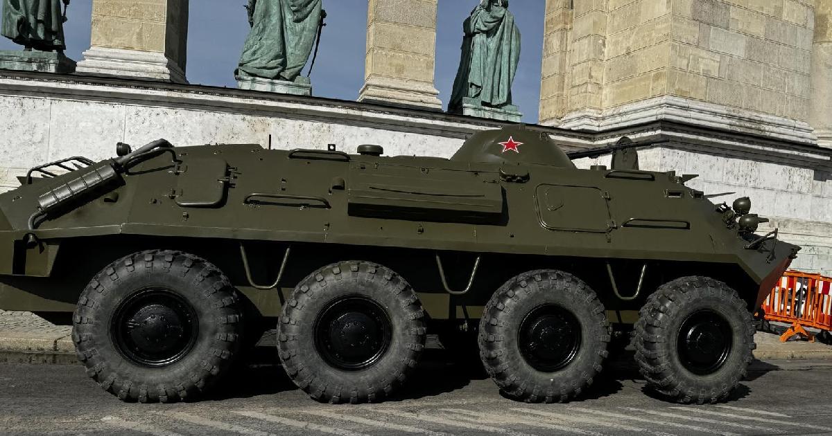 Tankok sorakoznak Budapesten, valami készülőben van – Fotók