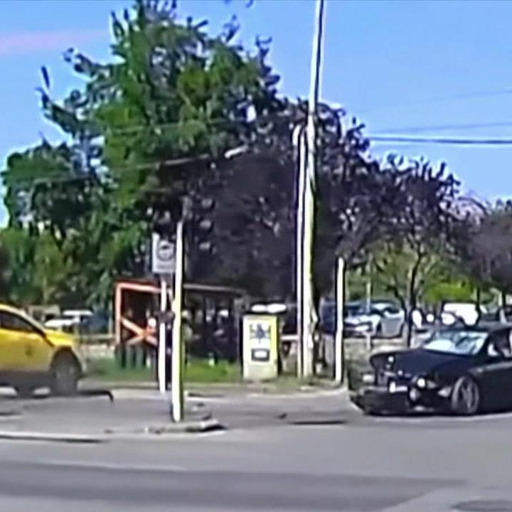 Olyat tett a taxis, amiből brutális baleset lett - videó