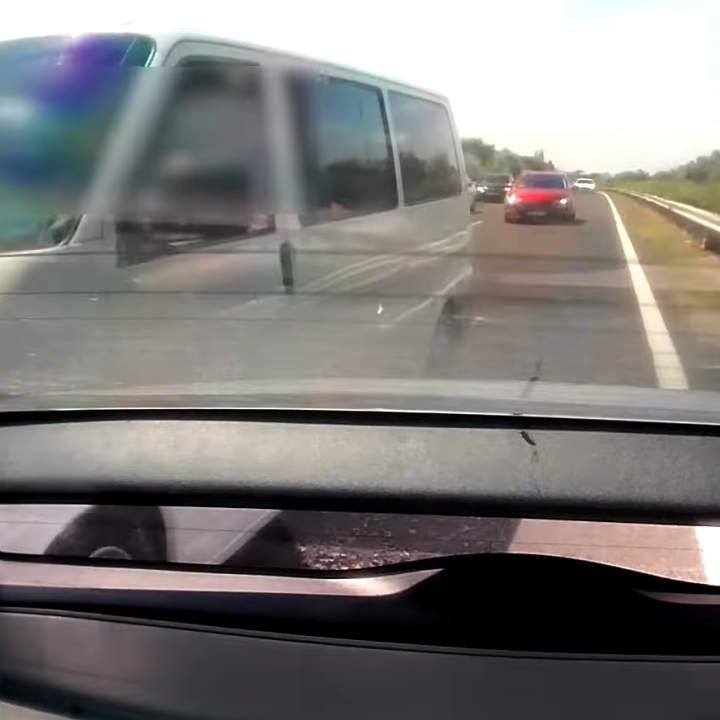 Óriásit mentett a furgon sofőrje, hajszál híján tragédia történt az M7-esen - Videóval