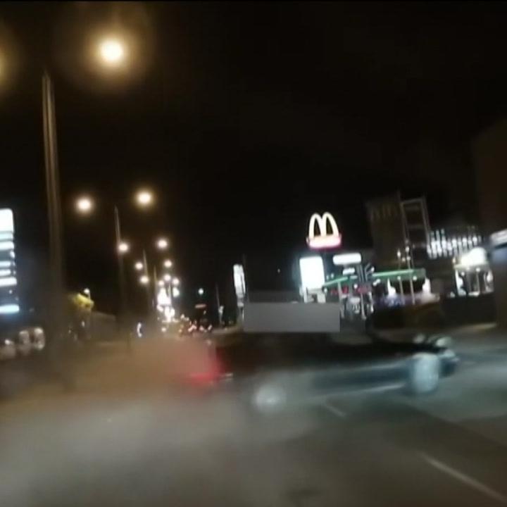 Durva balesetet okozott a Budafoki úton, majd elhajtott, videón az ámokfutó