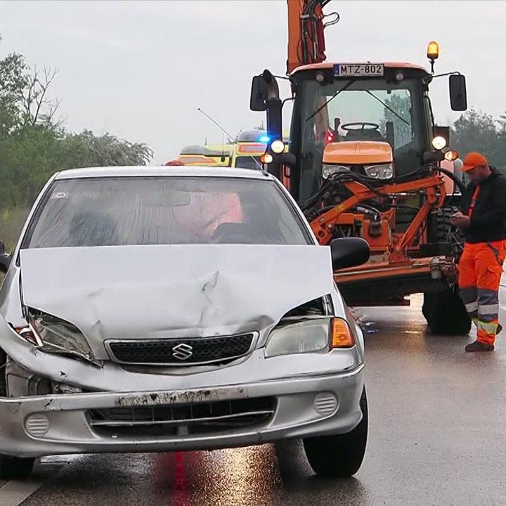 Felcsapódó víz miatt csapódott a traktorba