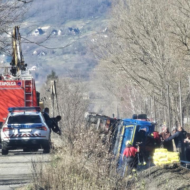 Sínekre borult egy kamion Tapolcán, leállt a vasúti közlekedés