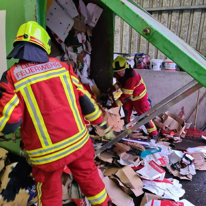 Beszorult a papírprésbe egy áruház dolgozója, tűzoltók és mentők lepték el a raktárat