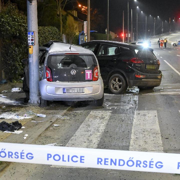Egy ember meghalt, sokan megsérültek Debrecenben, két autó hajtott járdára - Fotók