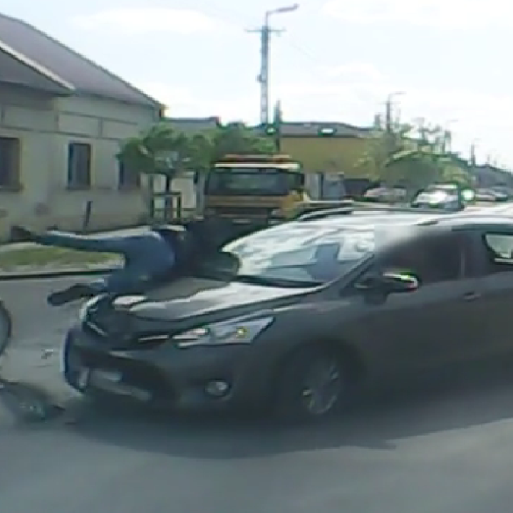 Autóba csapódott egy motoros a Határ úton, videó készült az ütközésről