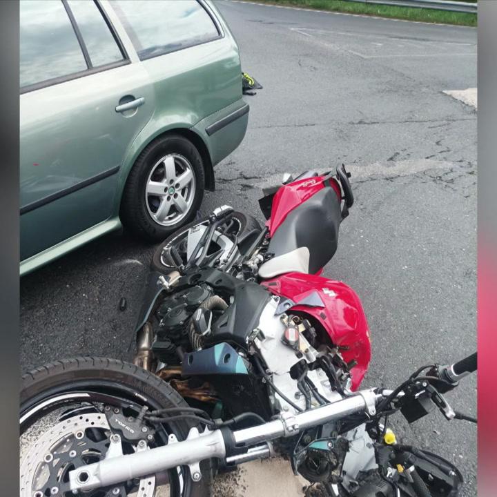 Kikanyarodott a motoros elé Töltéstavánál, pár perccel később újabb baleset történt ugyanott