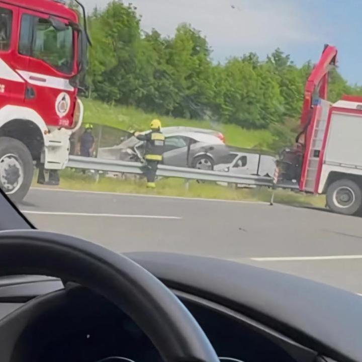 Ketten meghaltak, mert a forgalommal szemben ment az M6-oson - Fotók