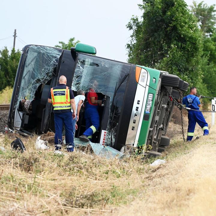 Sok gyerek megsérült a kunszentmártoni buszbalesetben, durva fotók érkeztek