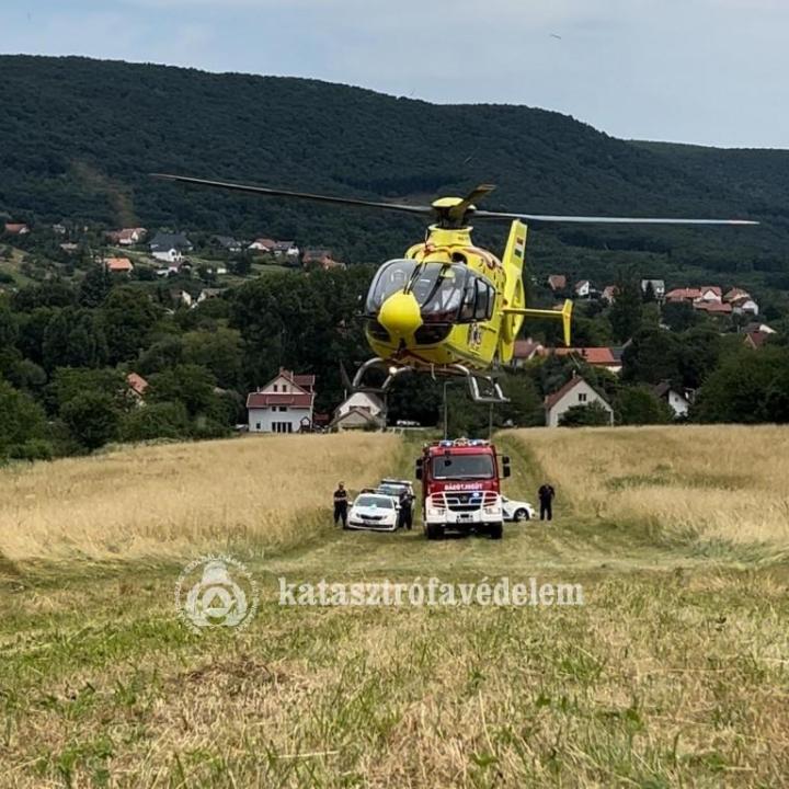 Lezuhant egy siklóernyős, mentőhelikopter szállt le a Pilisben