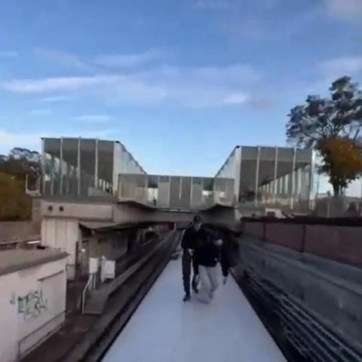 Metró tetején „szörfözött” egy csapat tizenéves, rettenetes baleset lett a vége - Videó