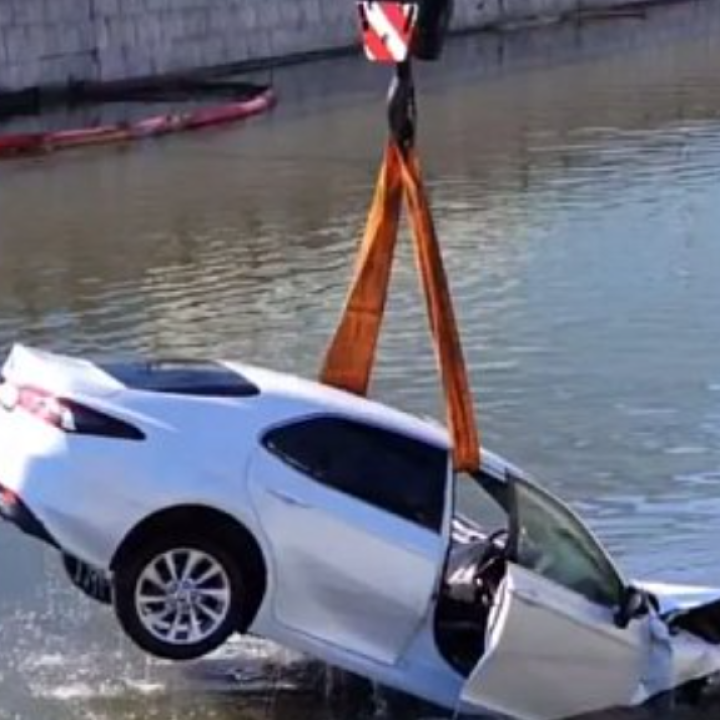 Súlyos baleset a rakparton: A vízbe hajtott egy autó – Videó