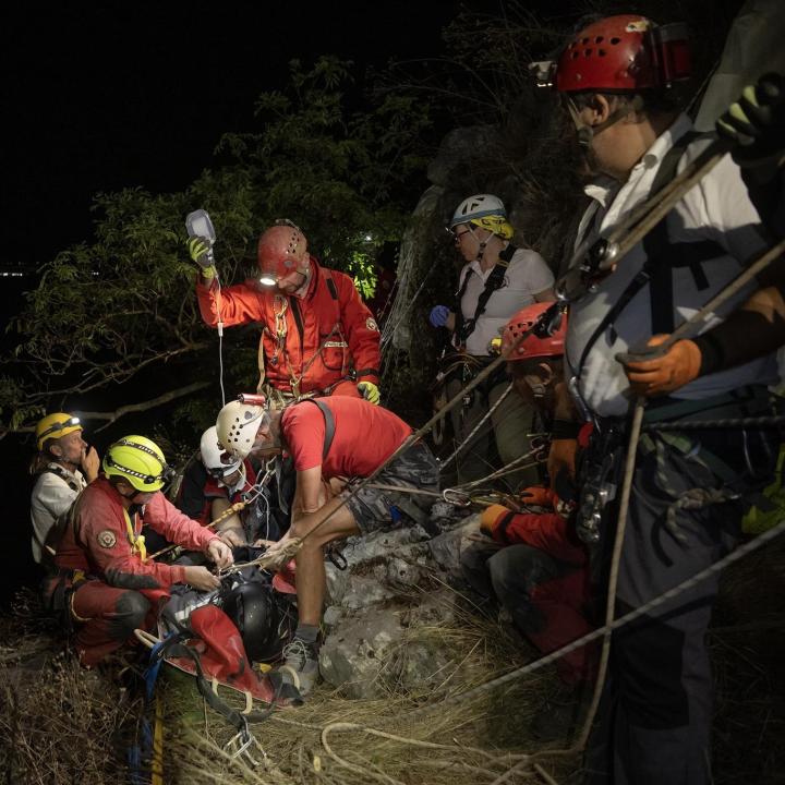 Sziklafalnak csapódott egy ejtőernyős a Gerecsén - Fotók