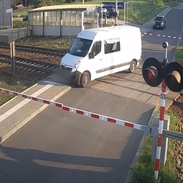 Videón, ahogy egy vonat kettészakít egy furgont