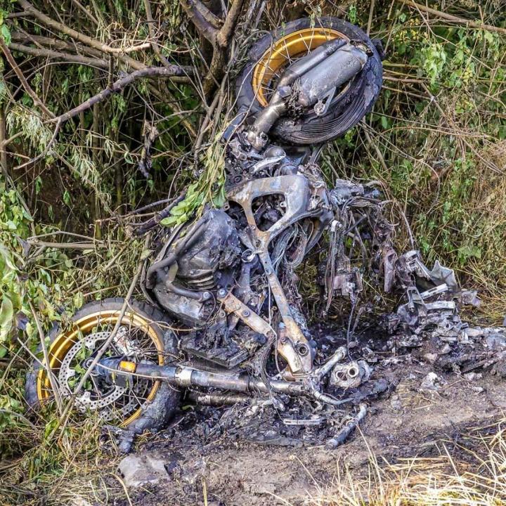 Szénné égett egy motor a pörbölyi balesetnél, mentőhelikopter is érkezett a helyszínre