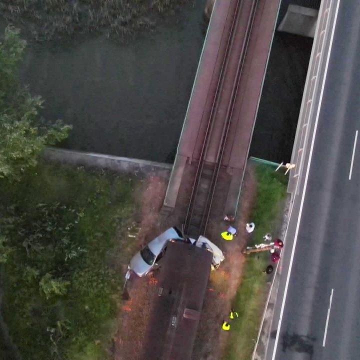 Drónfotón ahogy letarolta az utánfutós kocsit a vonat Poroszlón