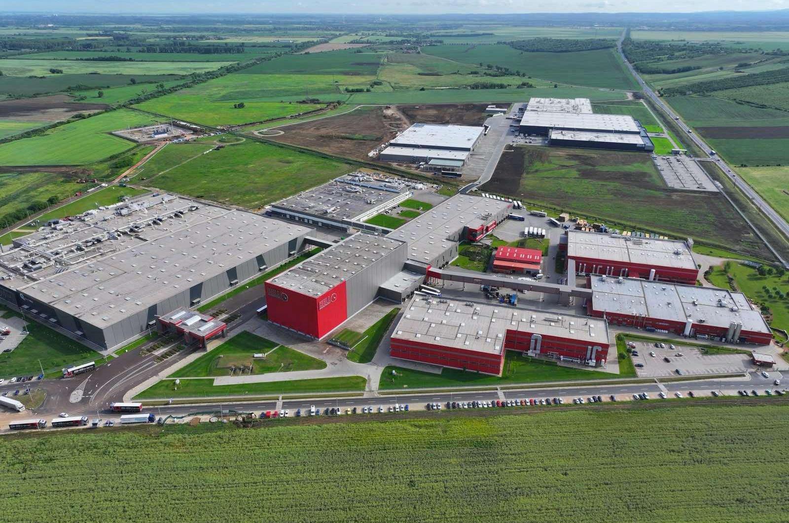 Az új gyárrész átadása után már 77,11 hektáros (771.100 négyzetméteres) területen fekszik a HELL gyárkomplexuma. 