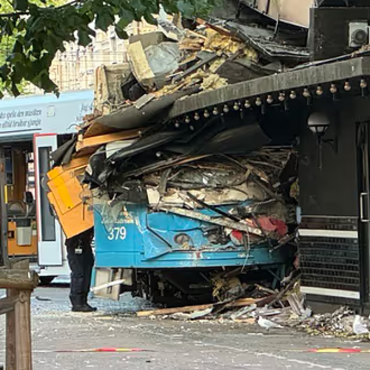 Pizzériának ütközött egy villamos, többen megsérültek