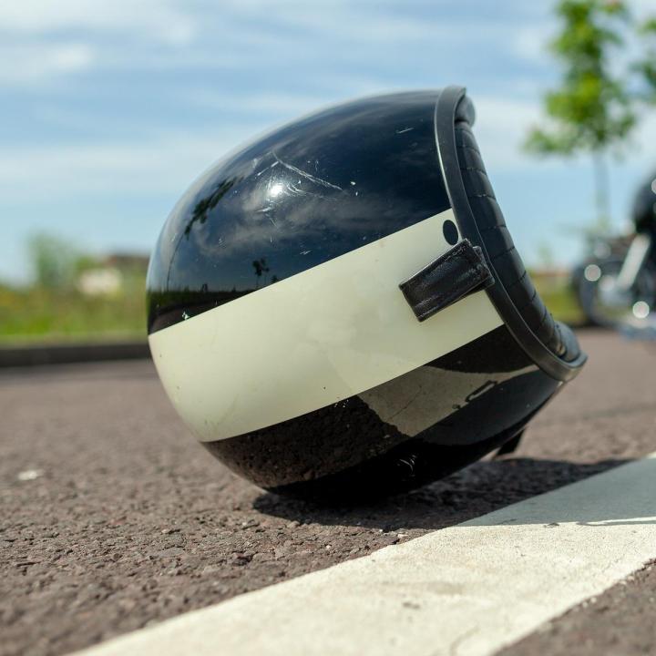 Levágta a kanyart a száguldozó autós, meghalt miatta egy motoros