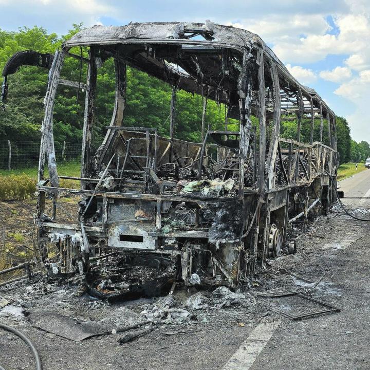 Durva fotók érkeztek az M5-ösről, a buszra rá sem ismerni