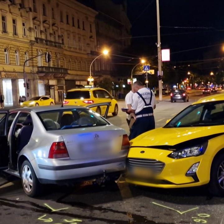 Rendőrök elől menekülő ámokfutó okozott balesetet Budapesten