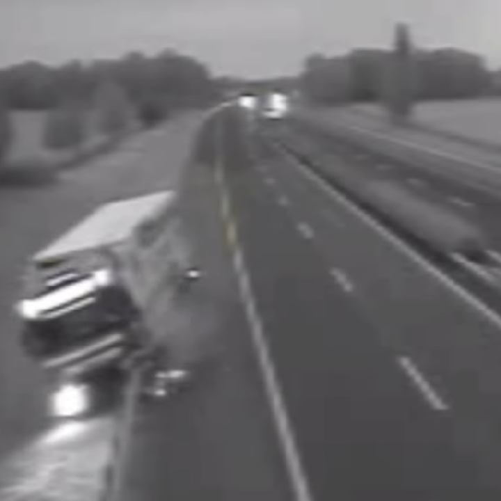 A sofőr és utasa is aludt, óriásit borult egy kamion az M1-esen - Videóval